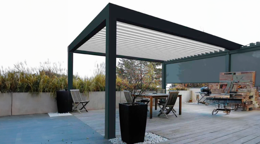 Pérgola bioclimática em alumínio numa moradia
