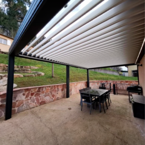 Pérgola bioclimática em alumínio numa moradia