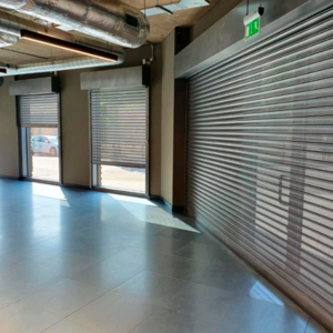 Portão seccionado numa garagem de moradia