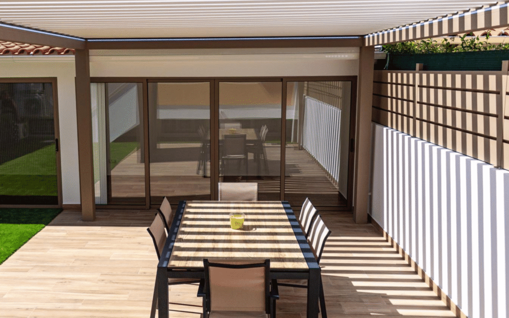 Pérgola bioclimática em alumínio numa moradia
