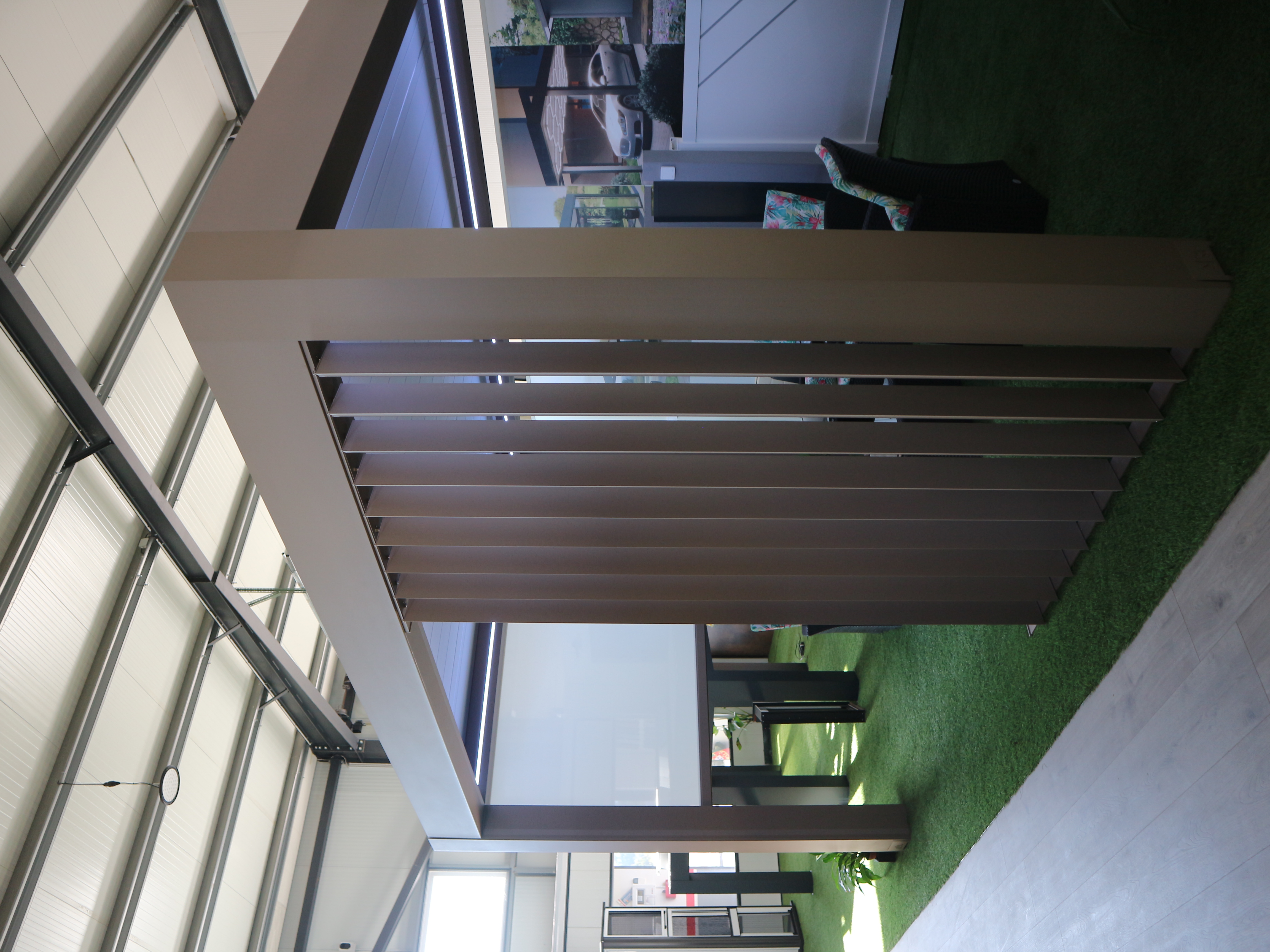 Pérgola bioclimática em alumínio numa moradia